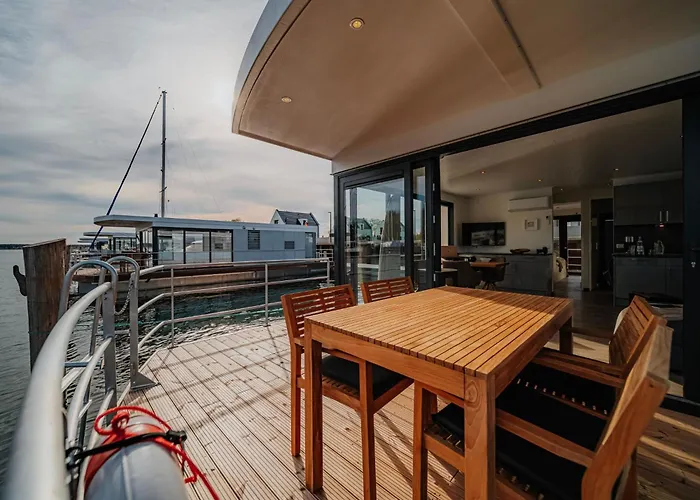 Sealoft Auf Der Ostsee Floatinghouse Trinity By Interhome * Peenemunde